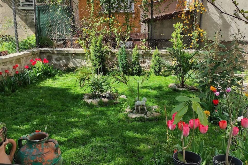 A Lovely 2 Bedroom Apartment In The Heart Of София Экстерьер фото