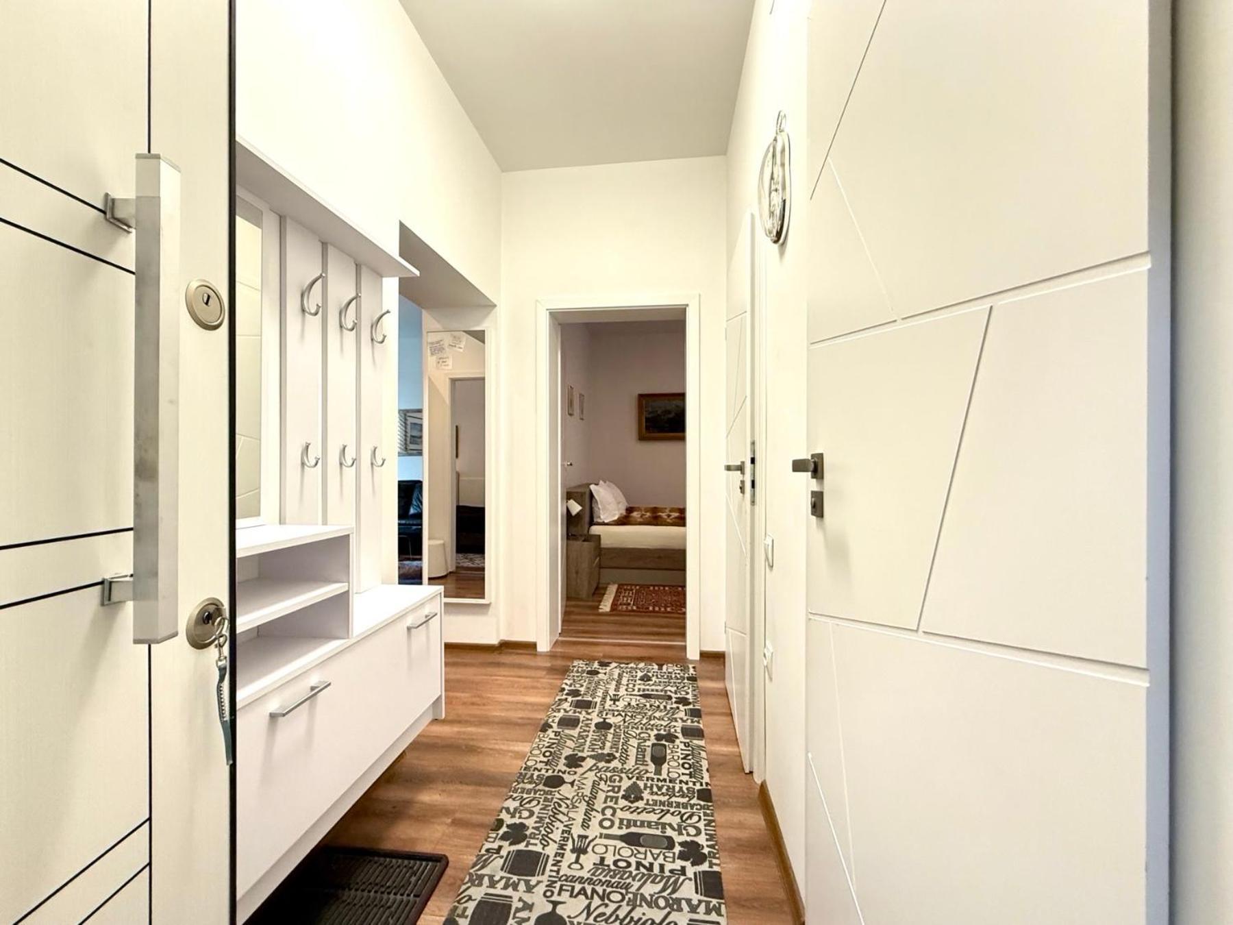 A Lovely 2 Bedroom Apartment In The Heart Of София Экстерьер фото